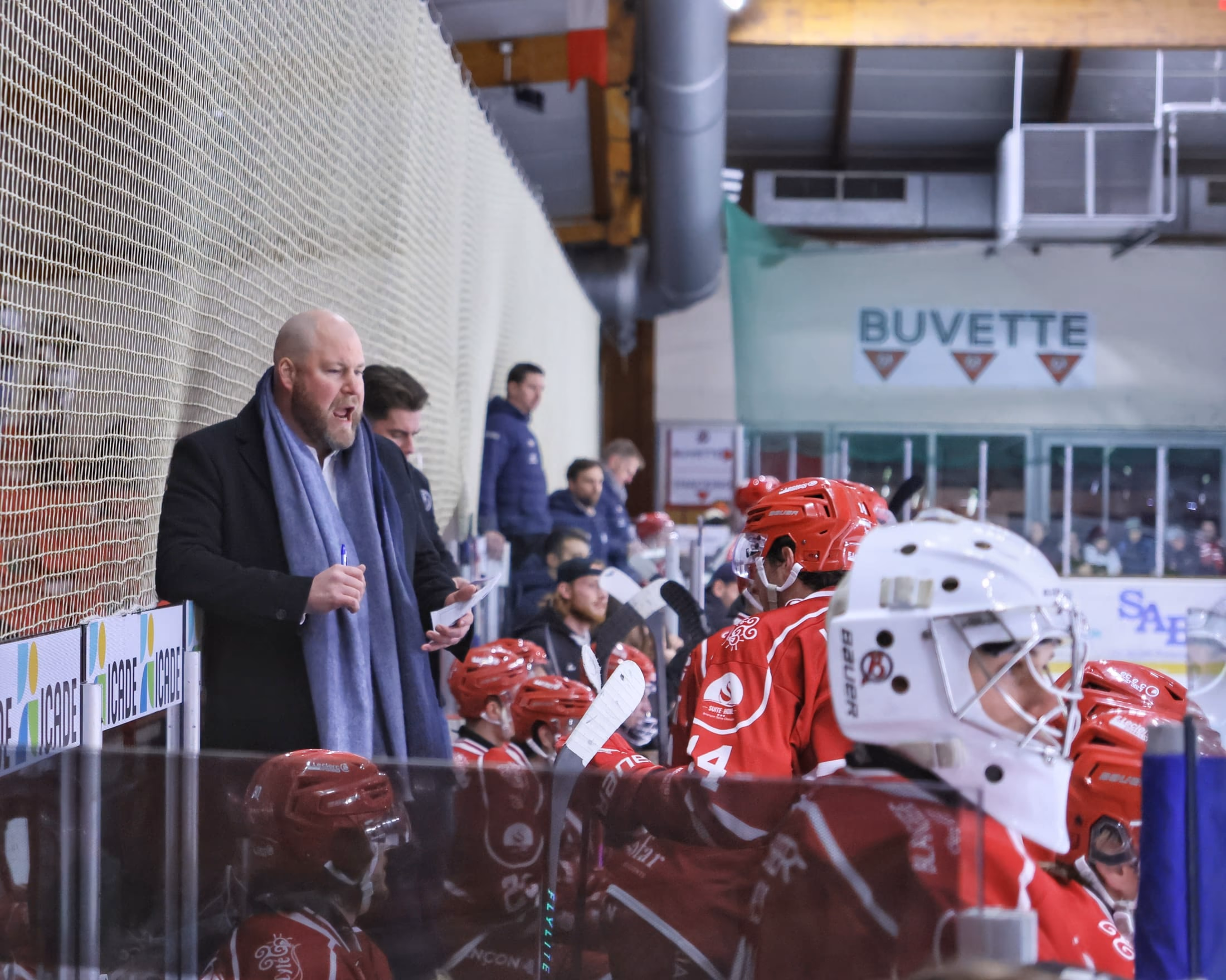 Pierre Bergeron donne ses consignes derrière le banc des Diables Rouges