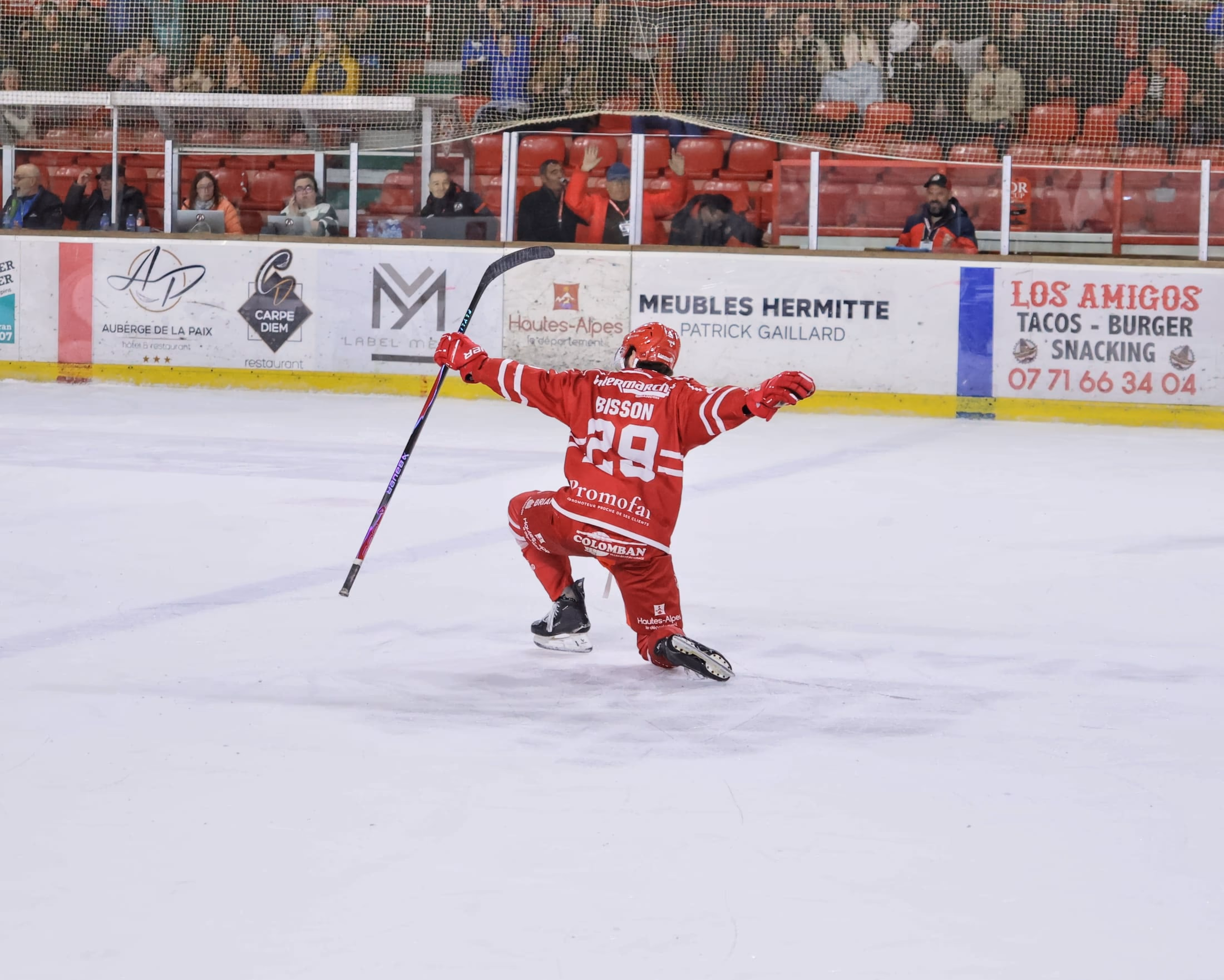Un joueur des Diables Rouges célèbre un but sur la glace de René Froger