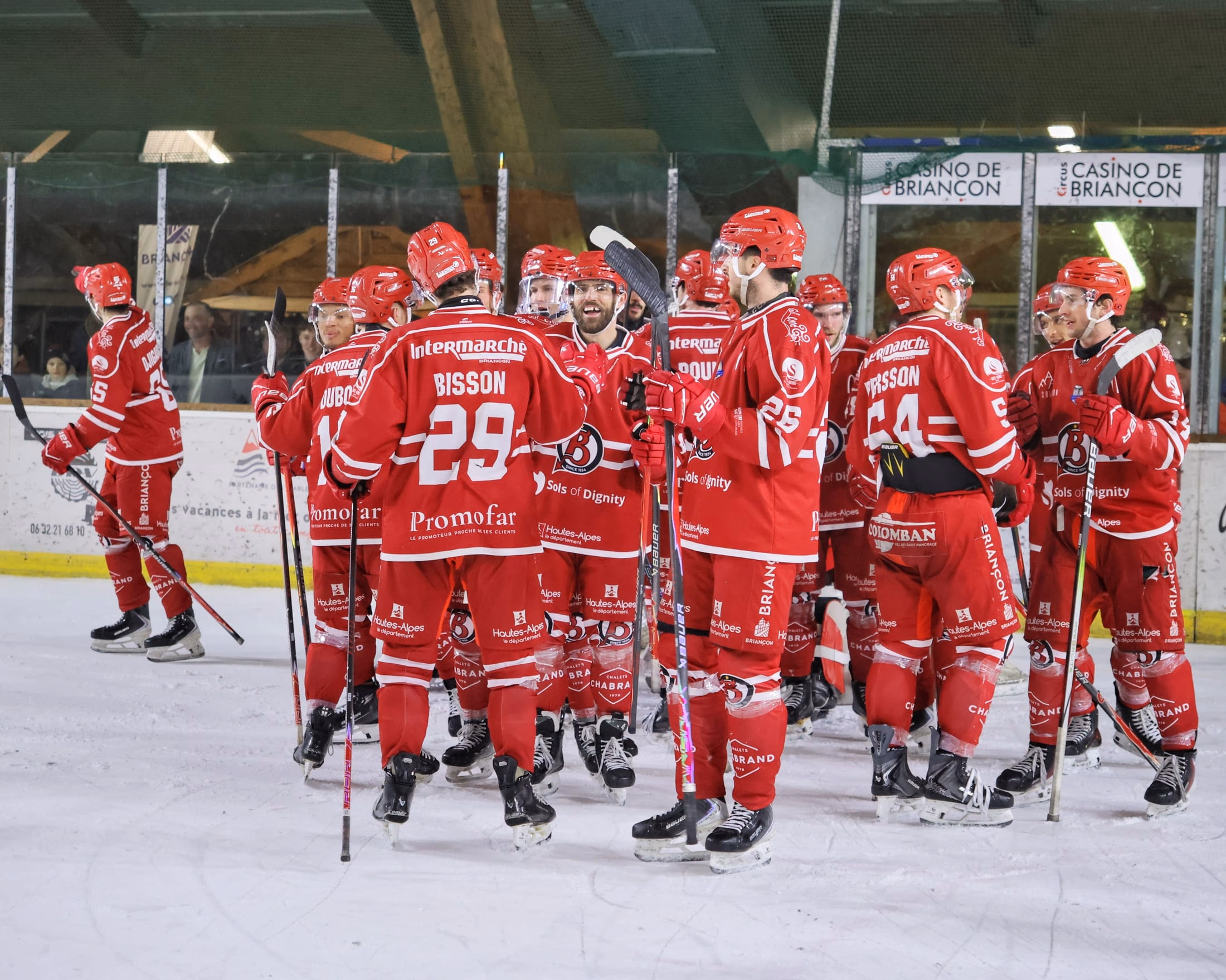Le groupe briançonnais réuni sur la glace après la sirène