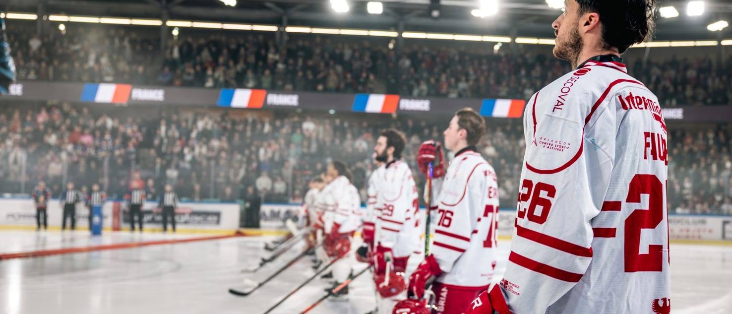 Les Diables Rouges de Briançon alignés sur la glace de la patinoire René Froger
