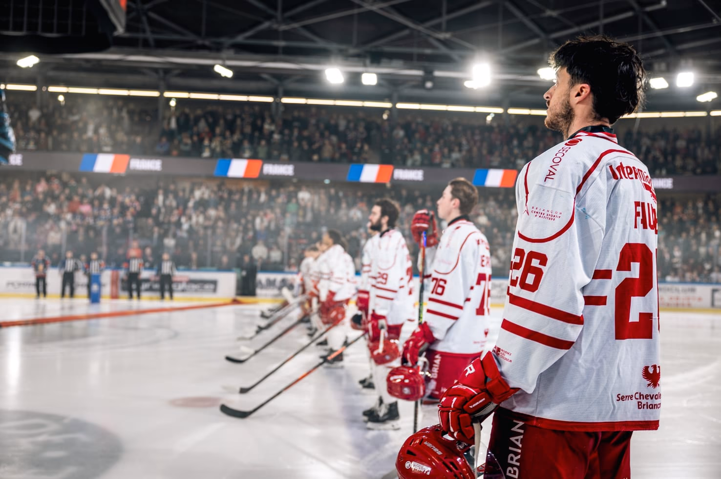 Les tribunes de la patinoire René Froger pendant l'hymne