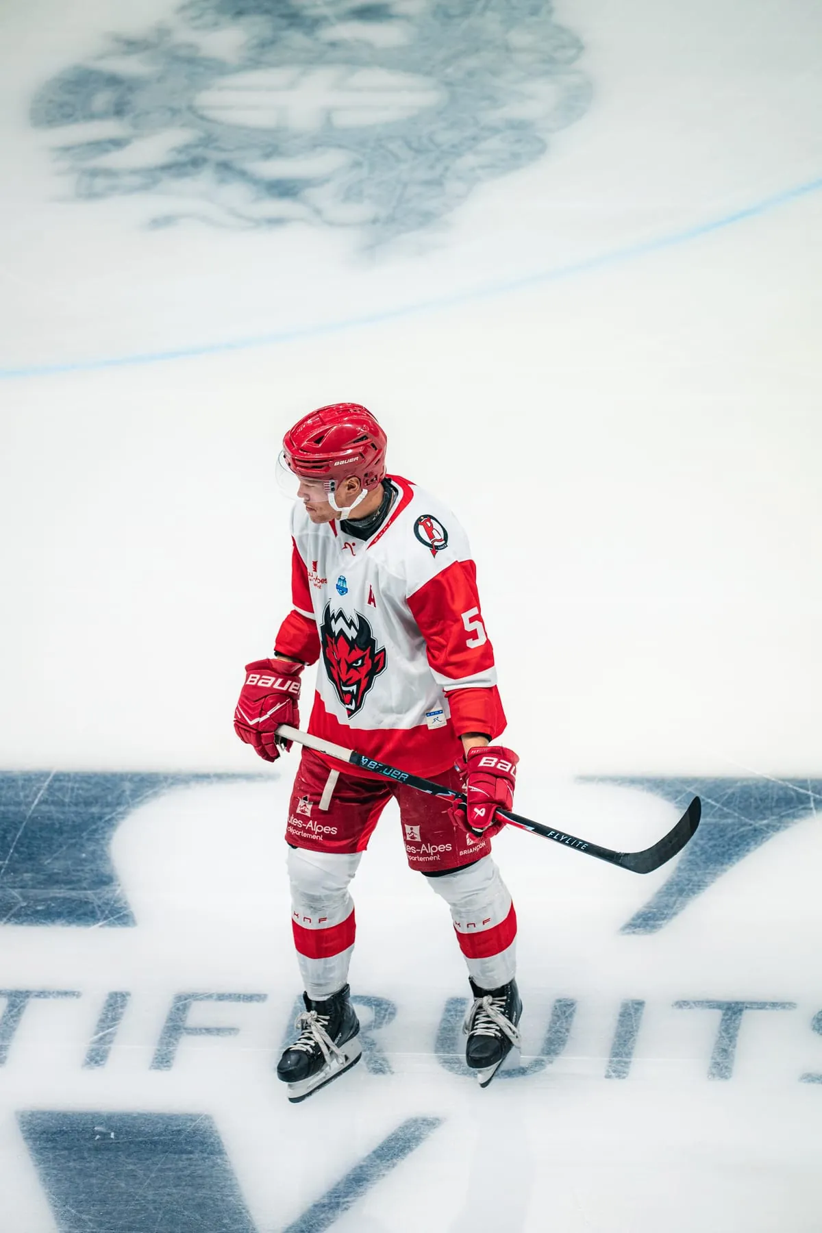 Un joueur des Diables Rouges sur la glace en maillot de pré-saison