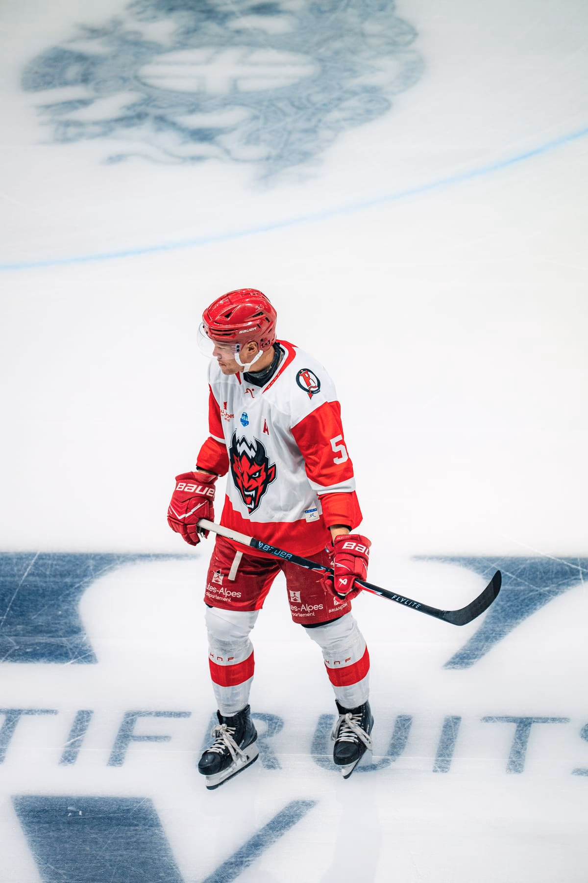 Un joueur des Diables Rouges sur la glace en maillot de pré-saison