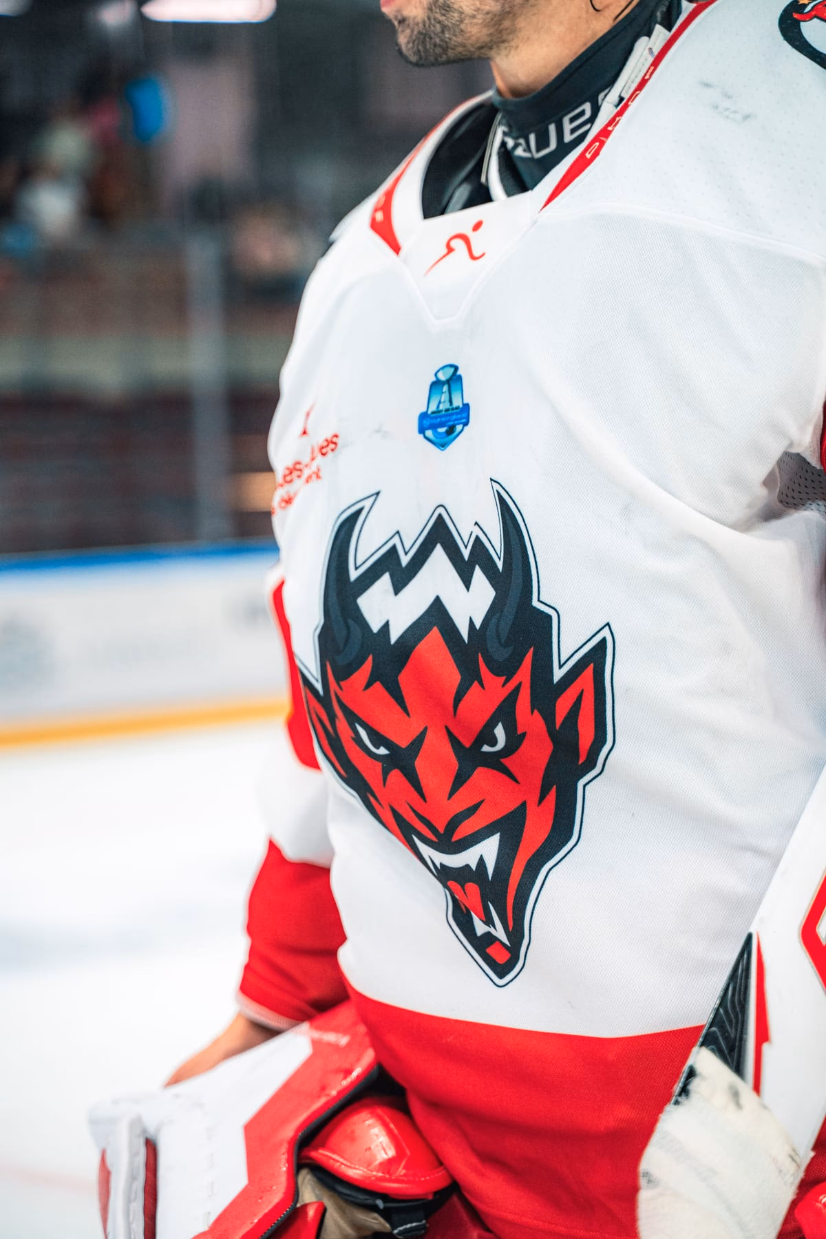 La tête de diable au centre du maillot blanc de pré-saison
