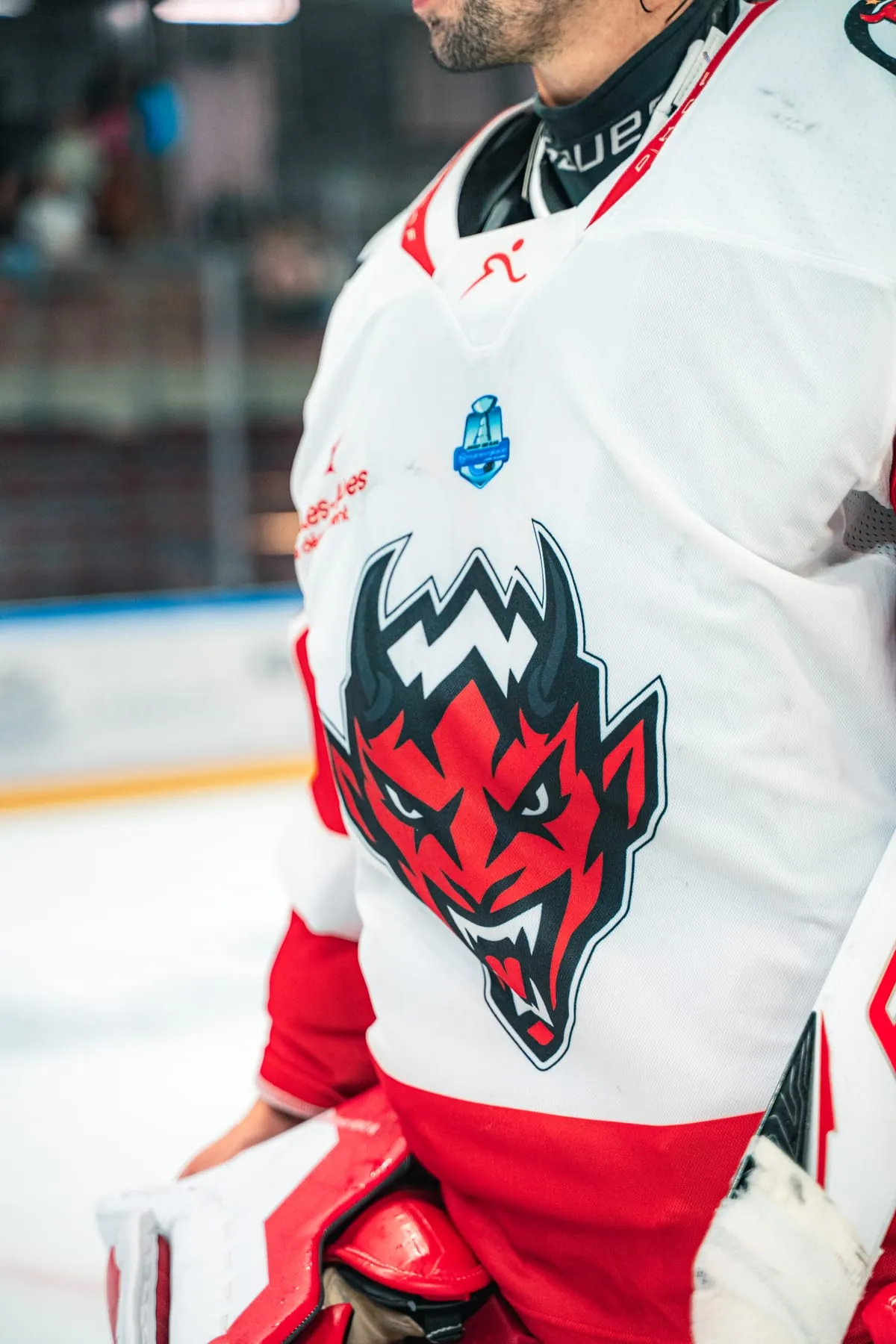 La tête de diable au centre du maillot blanc de pré-saison