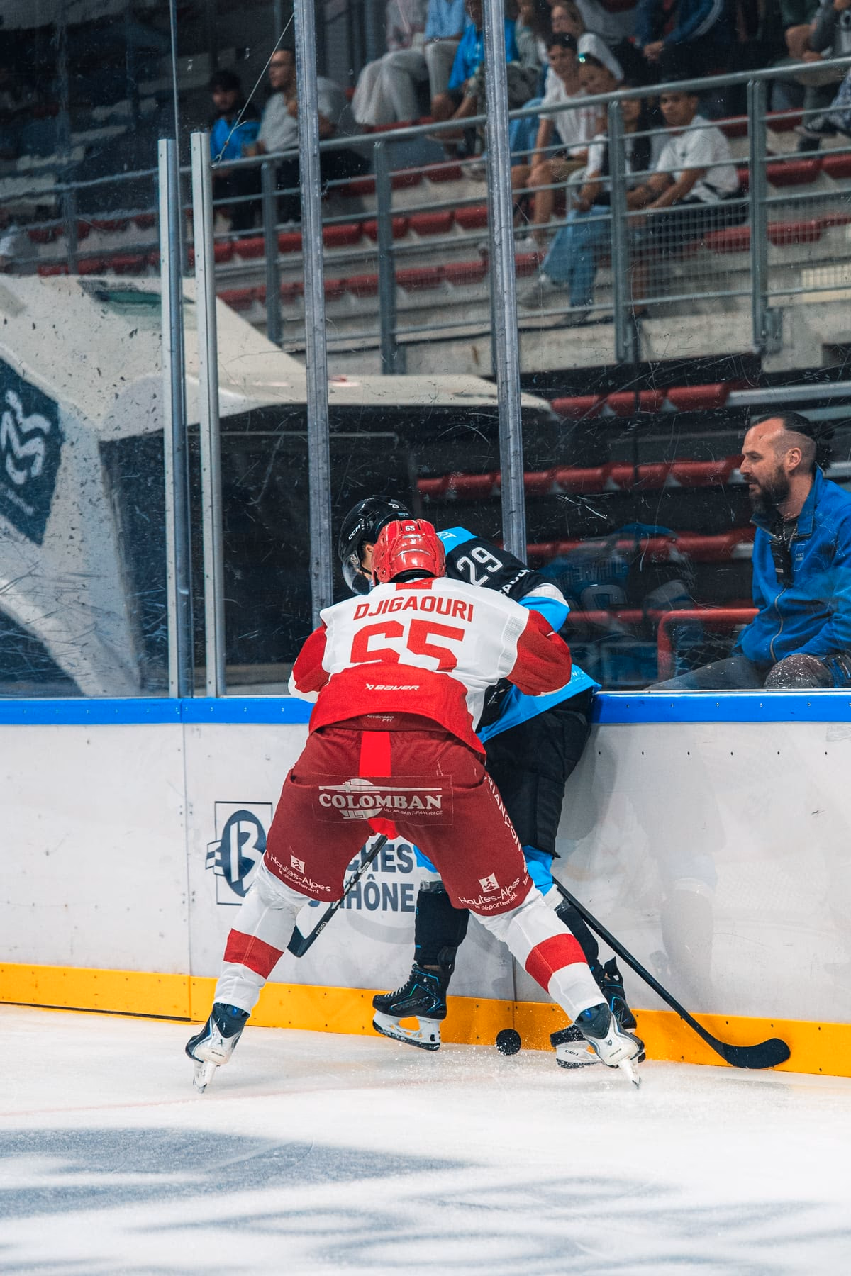 Sasha Djigaouri, numéro 65, au duel le long de la bande en maillot de pré-saison