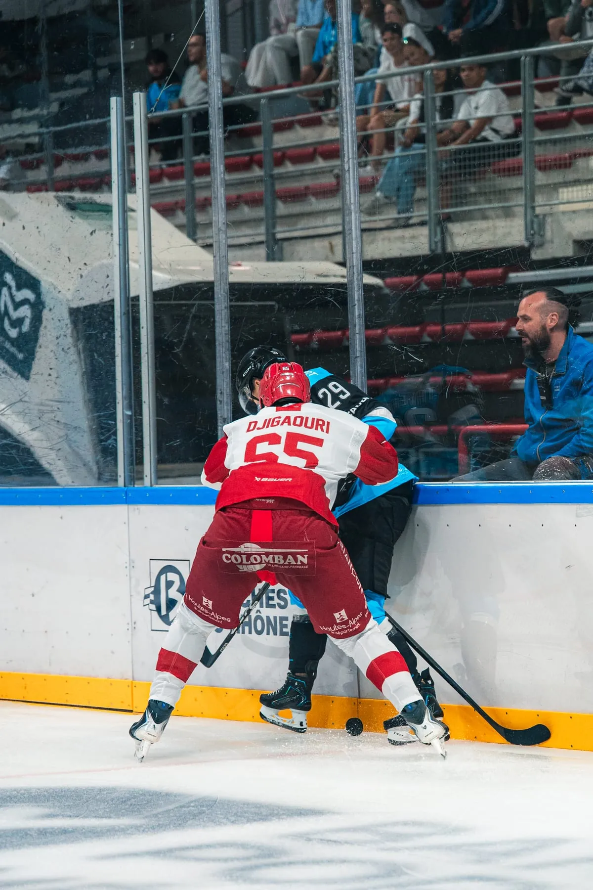 Sasha Djigaouri, numéro 65, au duel le long de la bande en maillot de pré-saison