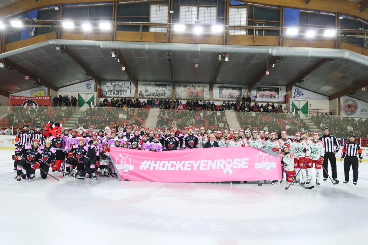 Les joueurs de Briançon et de Cergy-Pontoise réunis derrière la banderole #HOCKEYENROSE, sur la glace de René-Froger
