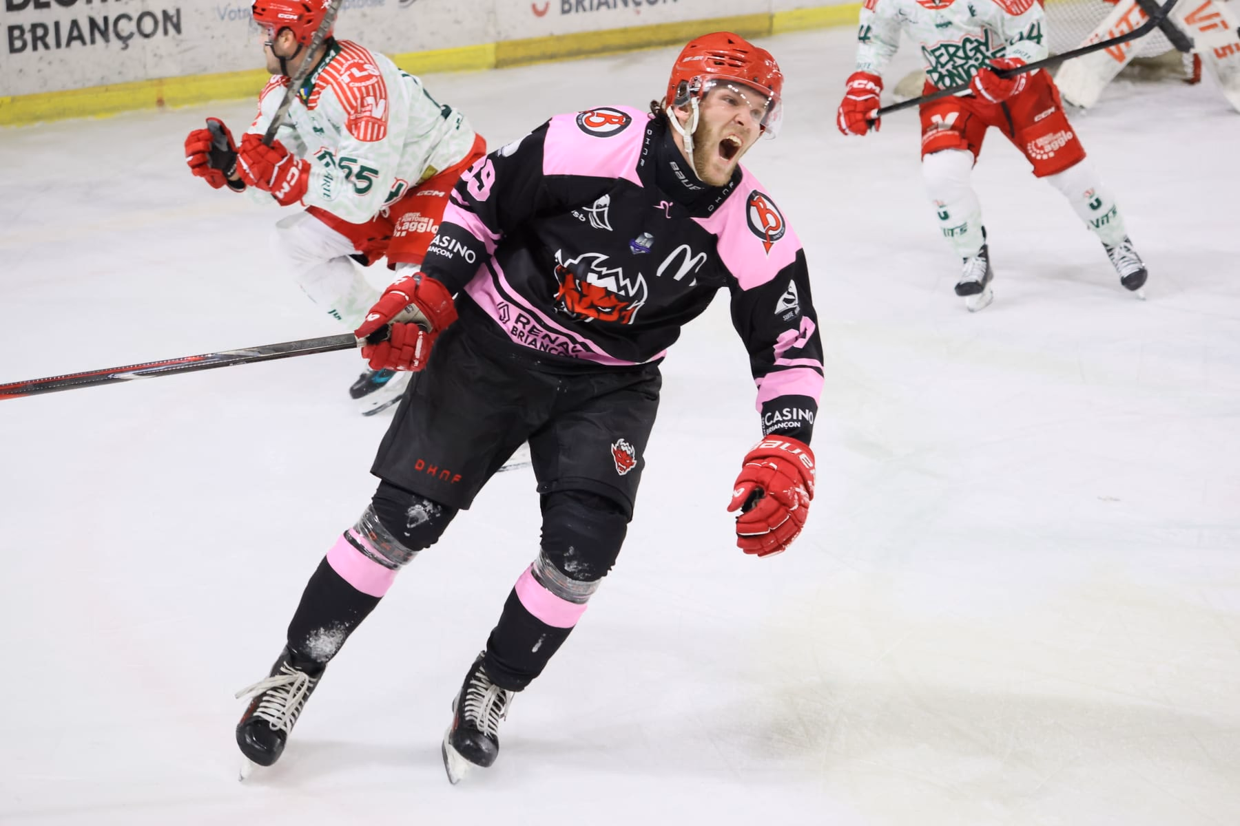 Un joueur des Diables Rouges exulte sur la glace de René-Froger, en maillot noir et rose d’Octobre Rose